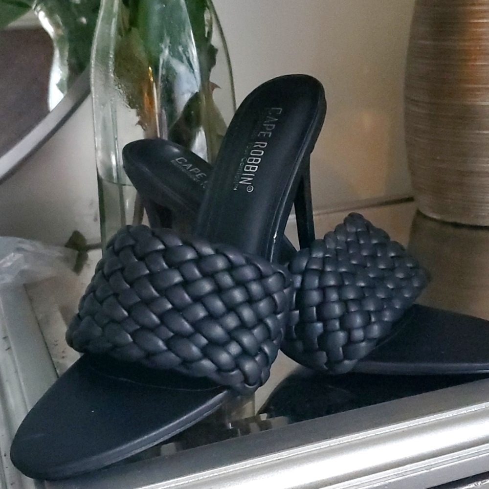 Black Pumps